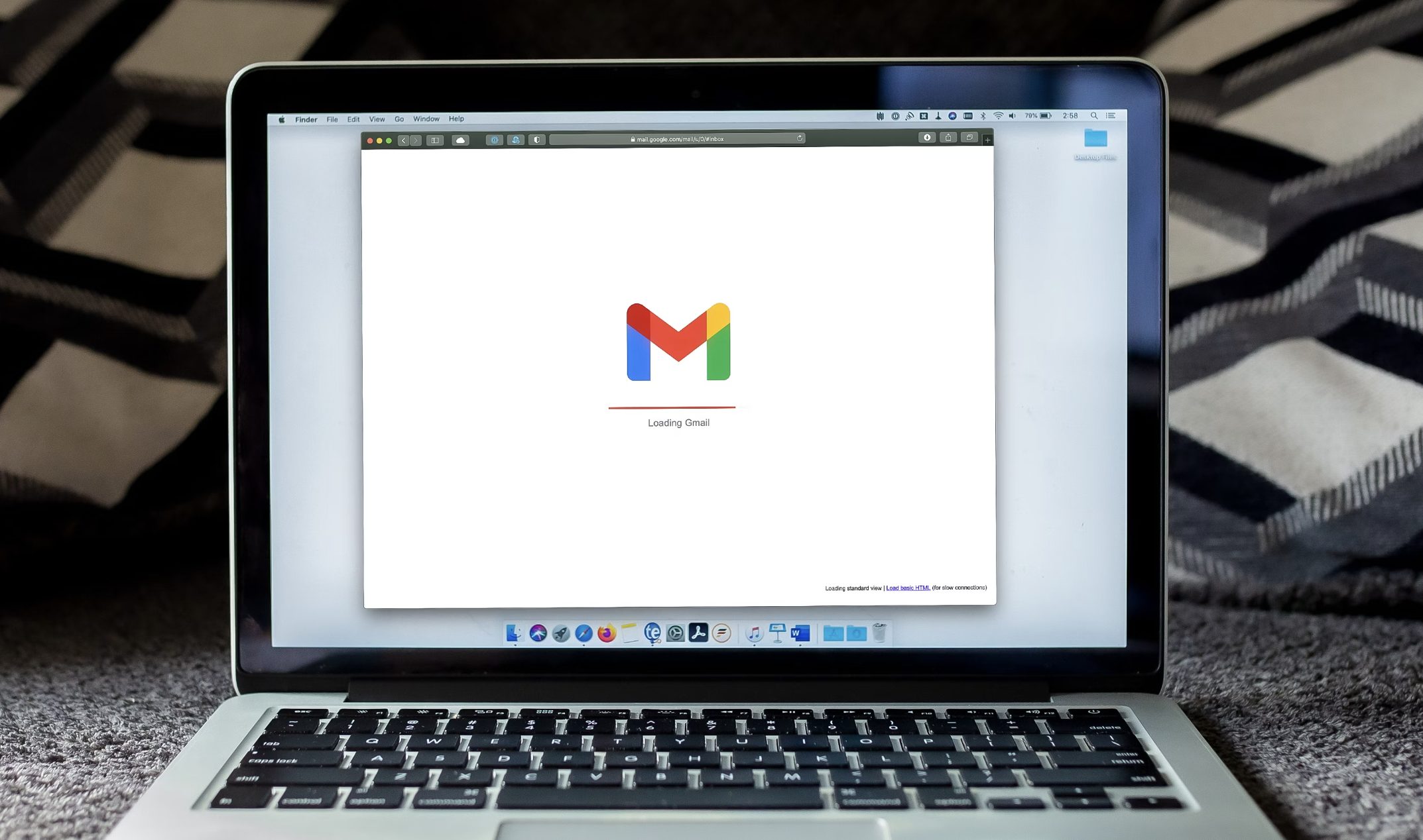 Un ordinateur en train de charger ses mails